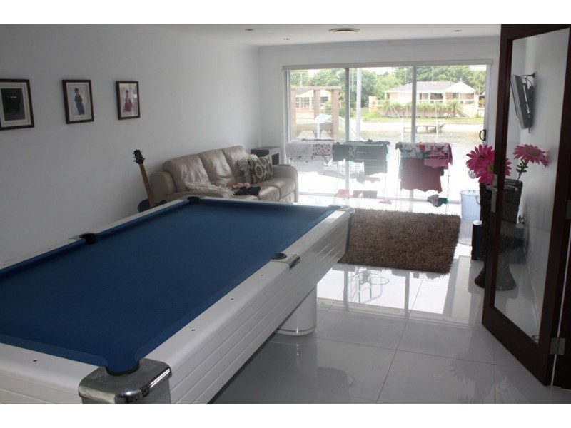 9 SHERIDAN PARK AVE, Broadbeach Waters QLD 4218