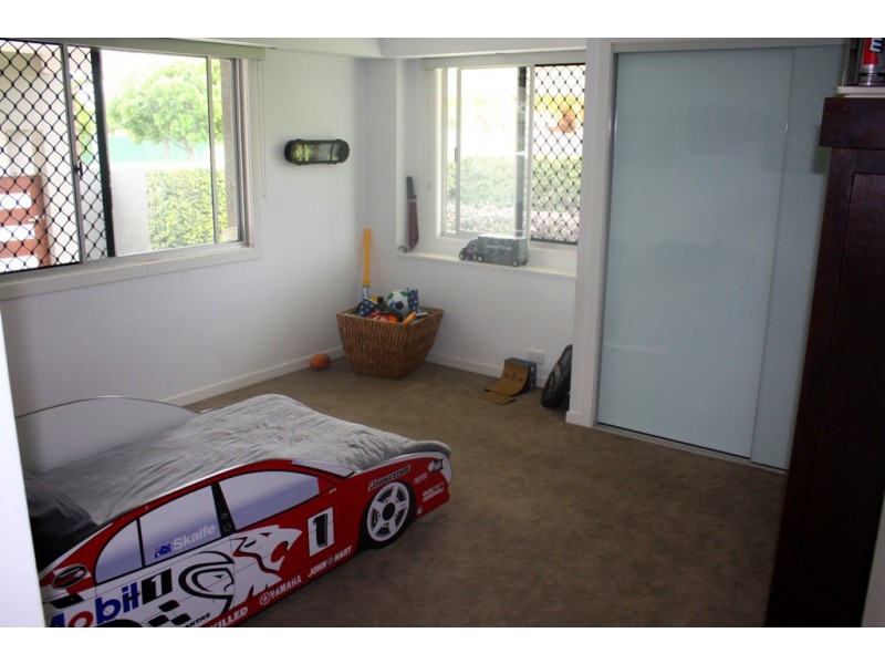 9 SHERIDAN PARK AVE, Broadbeach Waters QLD 4218