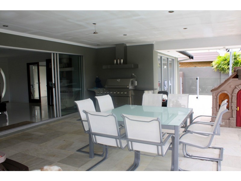 9 SHERIDAN PARK AVE, Broadbeach Waters QLD 4218