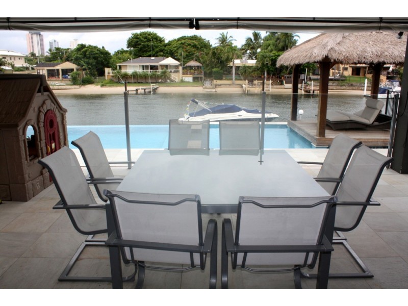 9 SHERIDAN PARK AVE, Broadbeach Waters QLD 4218