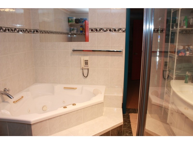 25  Lakeside Ave, Broadbeach Waters QLD 4218