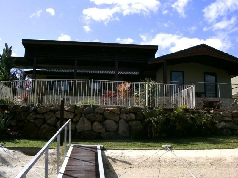 8 Huon St, Broadbeach Waters QLD 4218