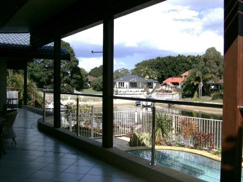 8 Huon St, Broadbeach Waters QLD 4218