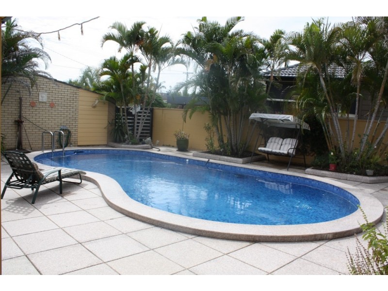 13 BEVERLEY CRES, Broadbeach Waters QLD 4218