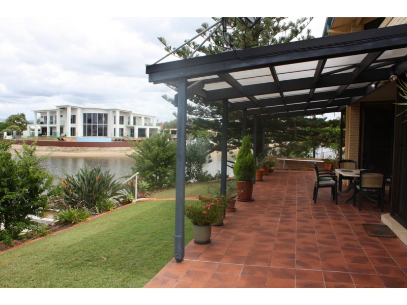 13 BEVERLEY CRES, Broadbeach Waters QLD 4218