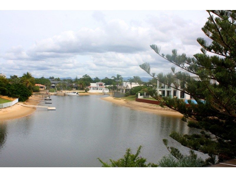 13 BEVERLEY CRES, Broadbeach Waters QLD 4218
