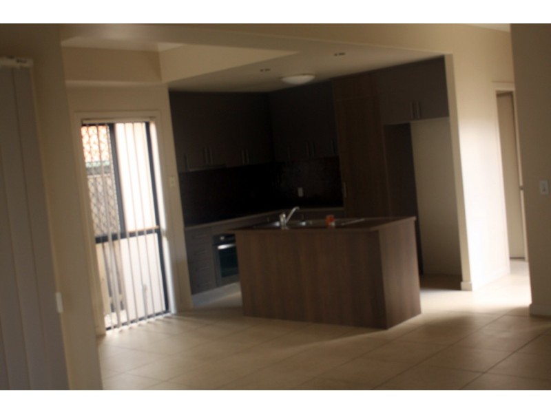 2/4 Murrayfeild, Merrimac QLD 4226