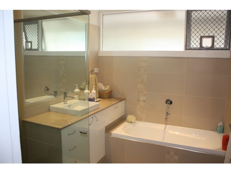 2 Cristobel Court, Broadbeach Waters QLD 4218