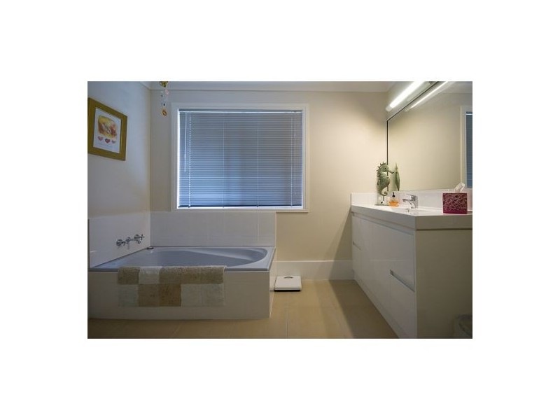 18 Jedda, Tallebudgera QLD 4228