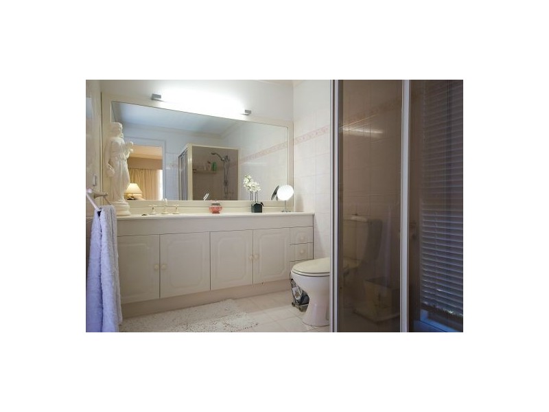 40 Cayman Drive, Clear Island Waters QLD 4226