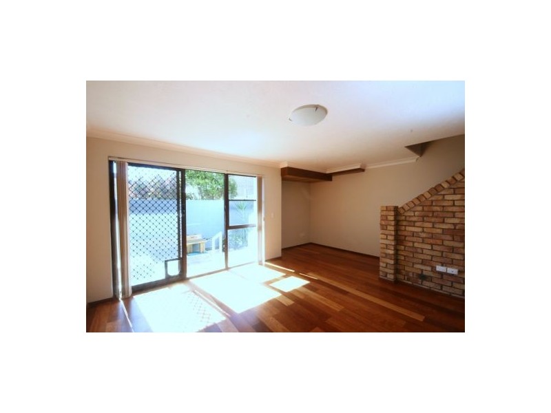 2-2/5 Aquila Court, Mermaid Waters QLD 4218