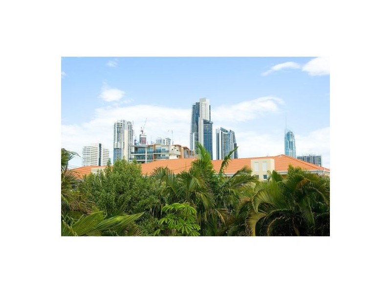 4 parneno, Chevron Island QLD 4217