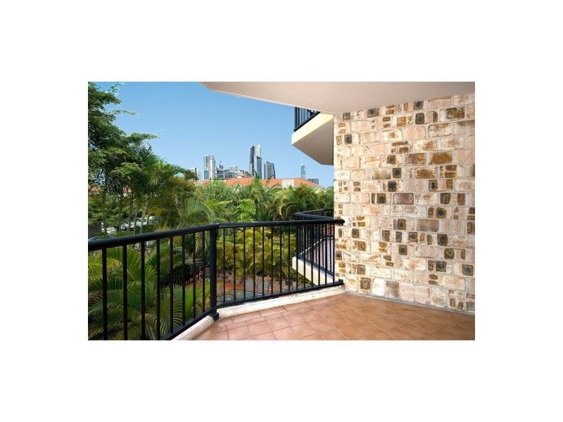 4 parneno, Chevron Island QLD 4217