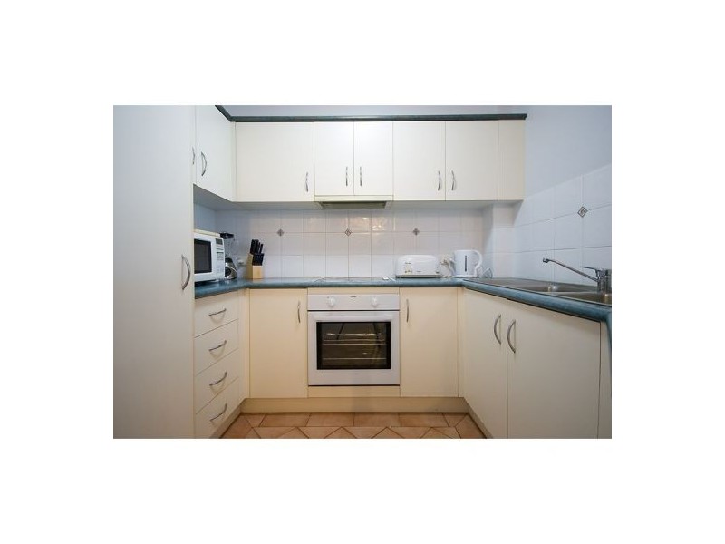 4 parneno, Chevron Island QLD 4217