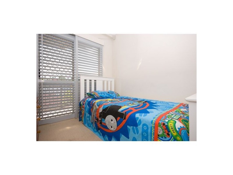 4 parneno, Chevron Island QLD 4217