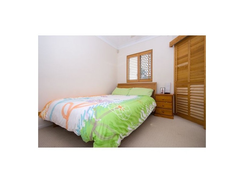 4 parneno, Chevron Island QLD 4217