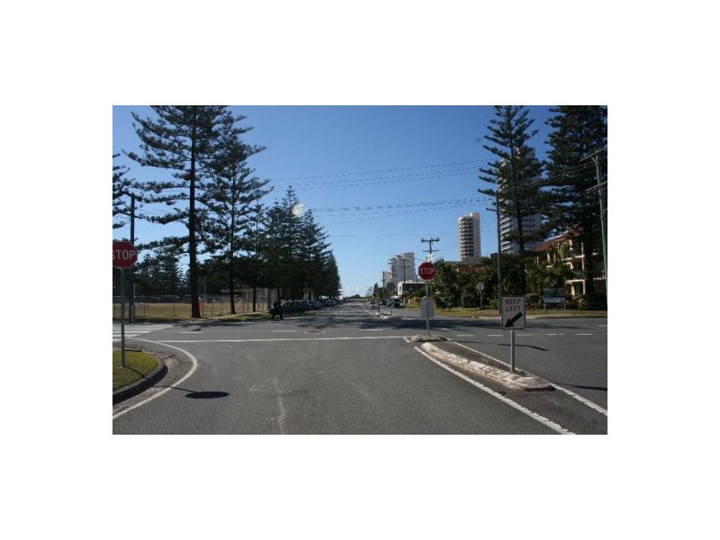 33 Chelsea Ave, Broadbeach QLD 4218