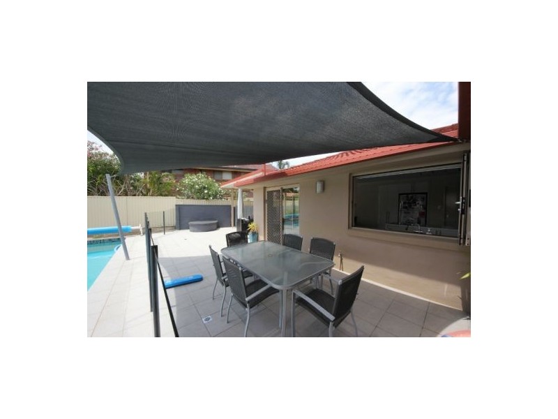 6 Haslewood Court, Mermaid Waters QLD 4218