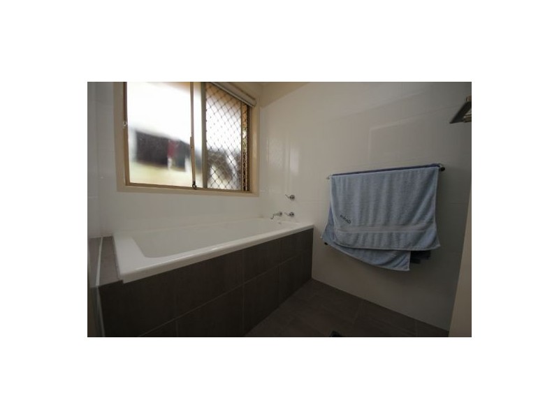 6 Haslewood Court, Mermaid Waters QLD 4218