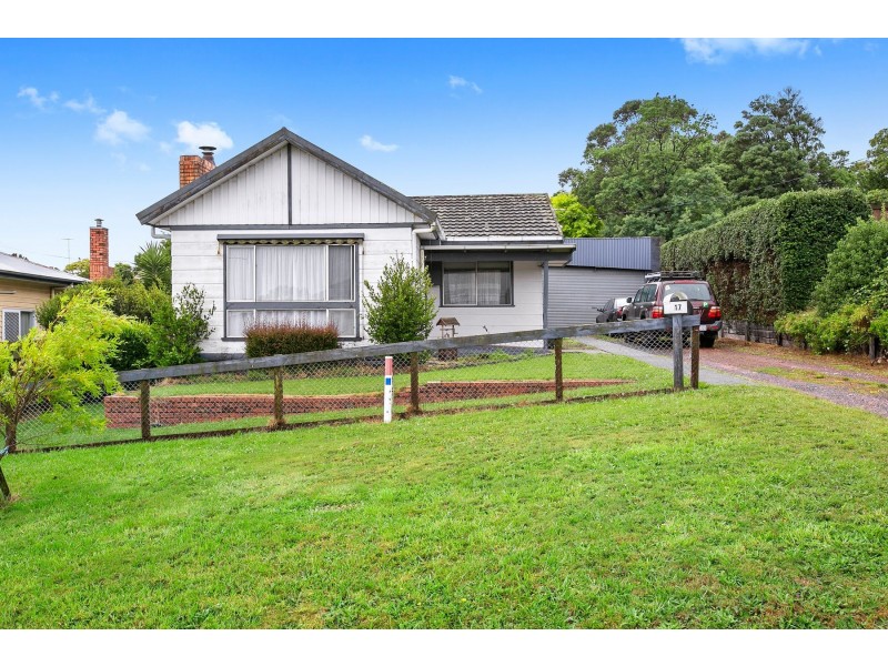 17 Bates Avenue, Korumburra VIC 3950