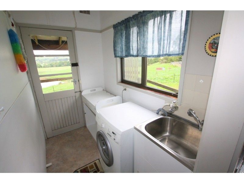 - Woodleigh-St Helier Road, Woodleigh via, Loch VIC 3945