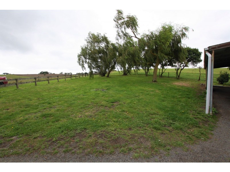 - Woodleigh-St Helier Road, Woodleigh via, Loch VIC 3945