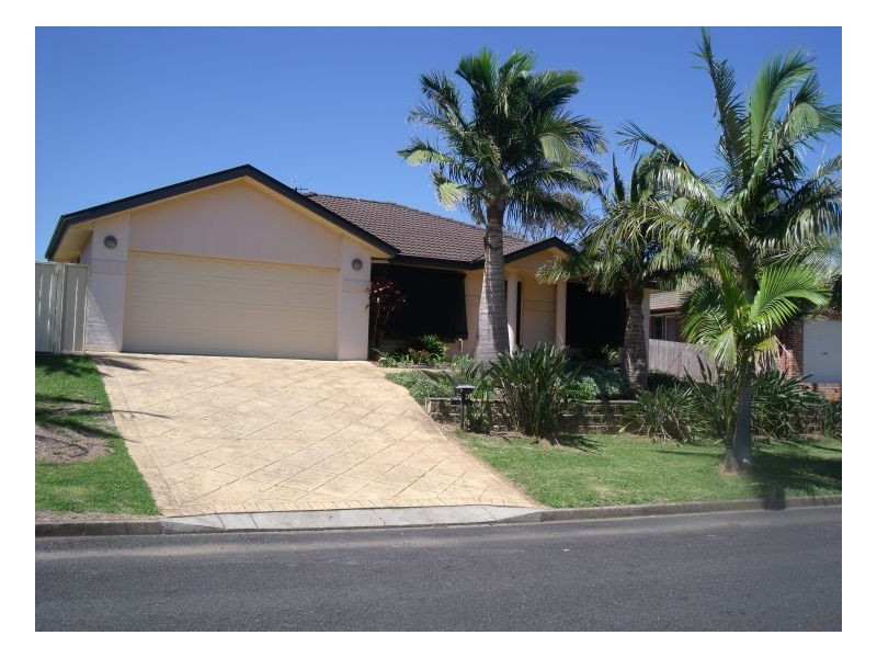 6 Gannett, Old Bar NSW 2430