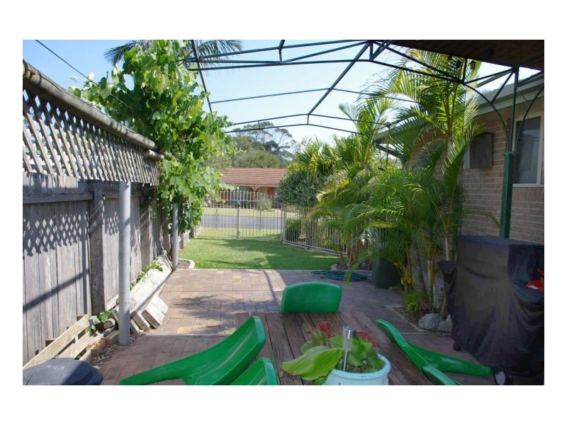 2 Sunrise Close, Old Bar NSW 2430