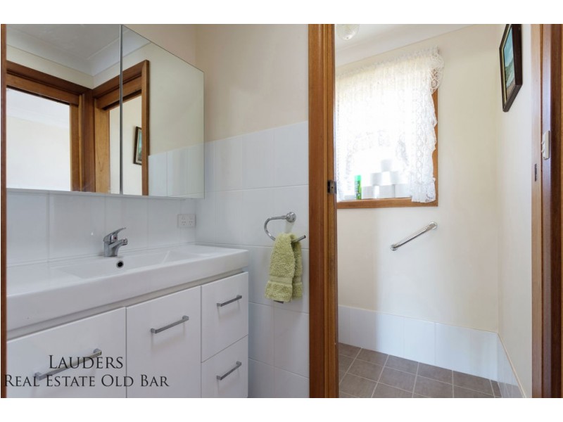 4 Joel Drive, Old Bar NSW 2430