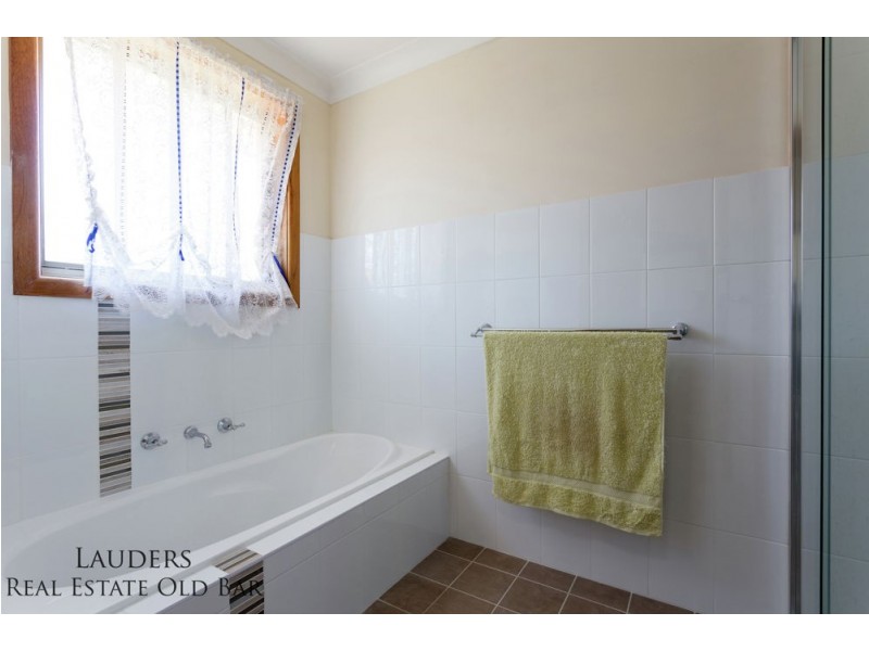 4 Joel Drive, Old Bar NSW 2430