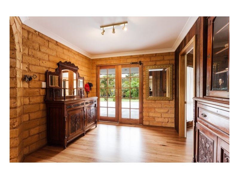 1 Windamere Place, Old Bar NSW 2430