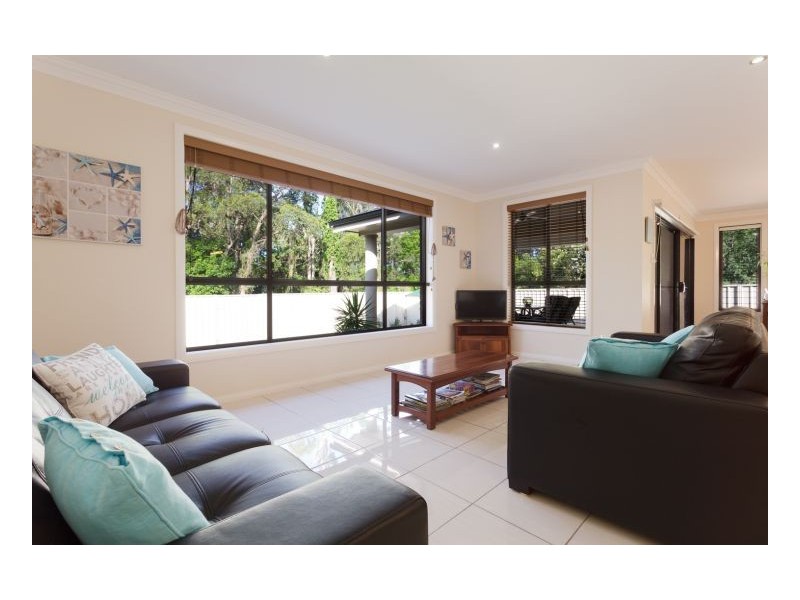 11 Ivy Crescent, Old Bar NSW 2430
