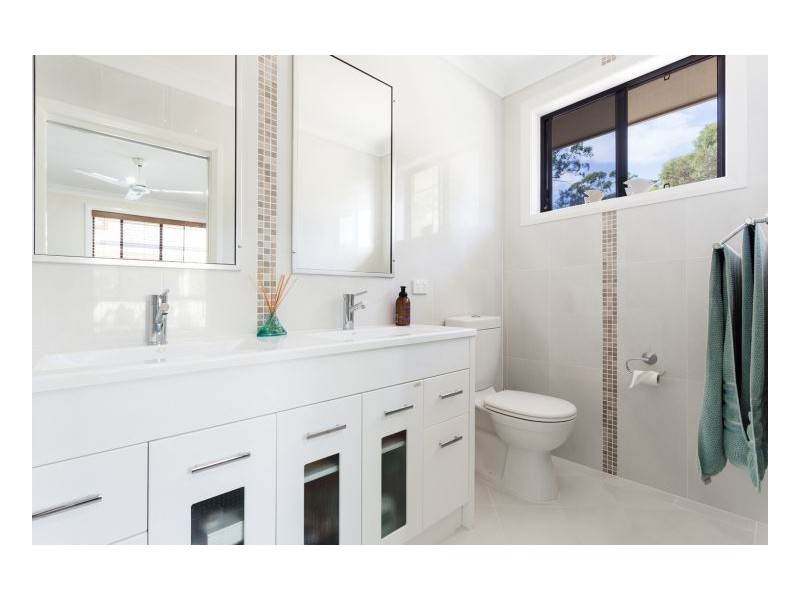 11 Ivy Crescent, Old Bar NSW 2430