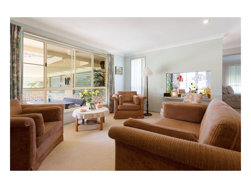 4 Midgen Close, Old Bar NSW 2430