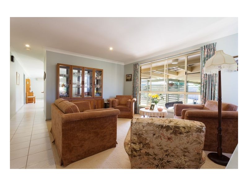 4 Midgen Close, Old Bar NSW 2430