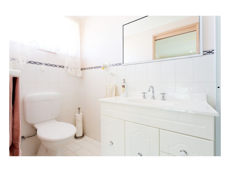 4 Midgen Close, Old Bar NSW 2430