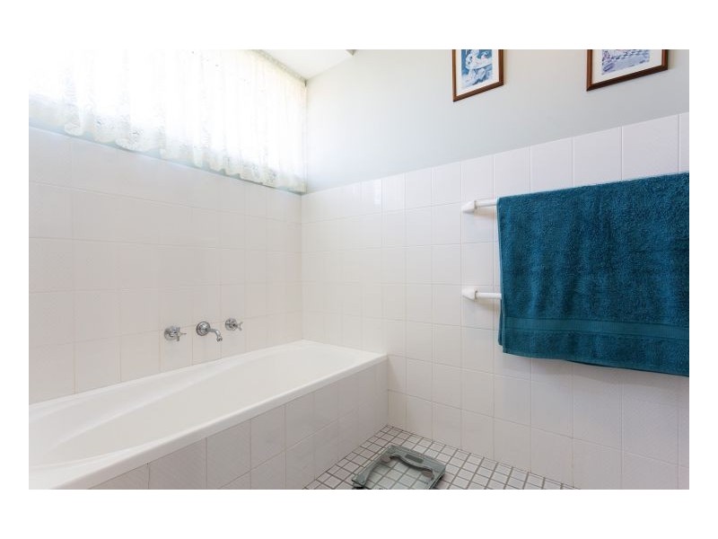 4 Midgen Close, Old Bar NSW 2430