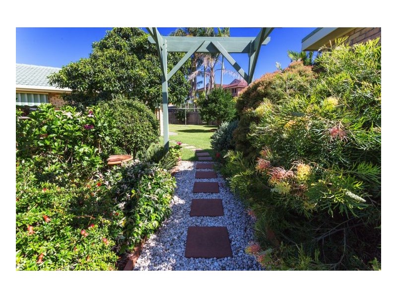 4 Midgen Close, Old Bar NSW 2430