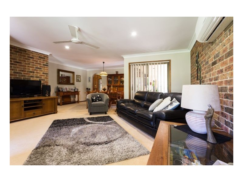 27 Kolinda Drive, Old Bar NSW 2430