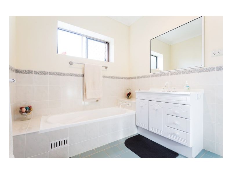 4 Seasound Close, Old Bar NSW 2430