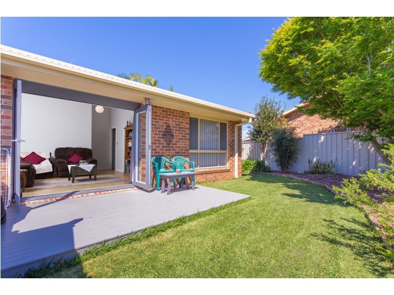 2/9 Carrabeen Drive, Old Bar NSW 2430