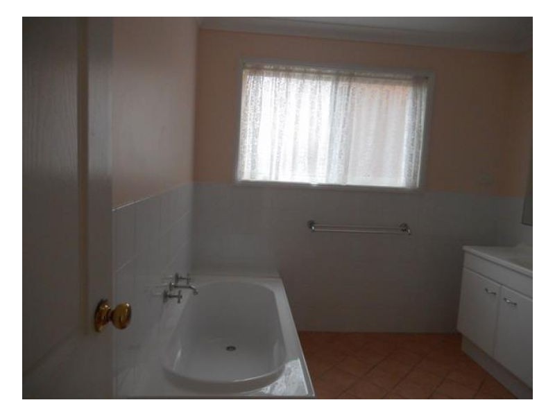 4 Lewis Street, Old Bar NSW 2430