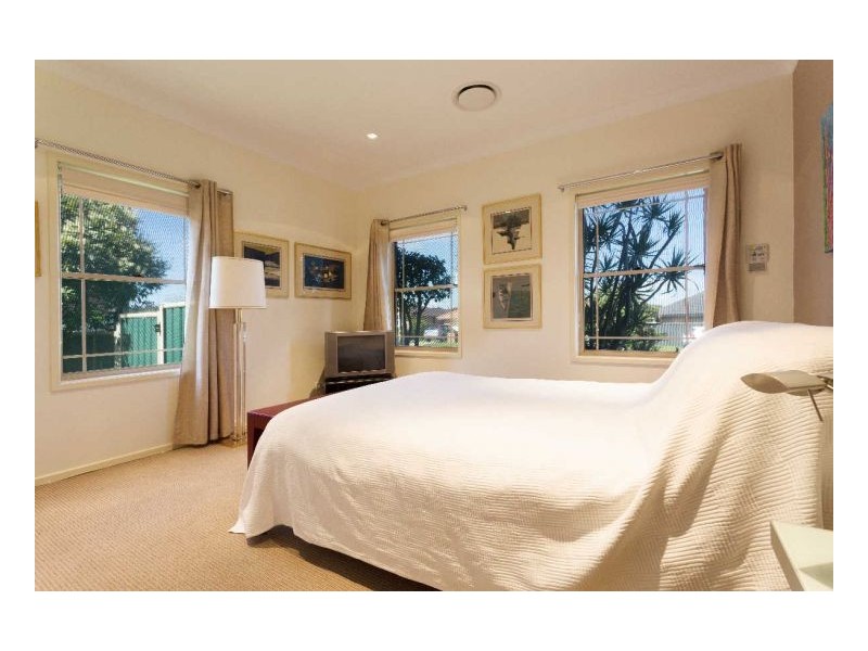 33 Medowie Road, Old Bar NSW 2430