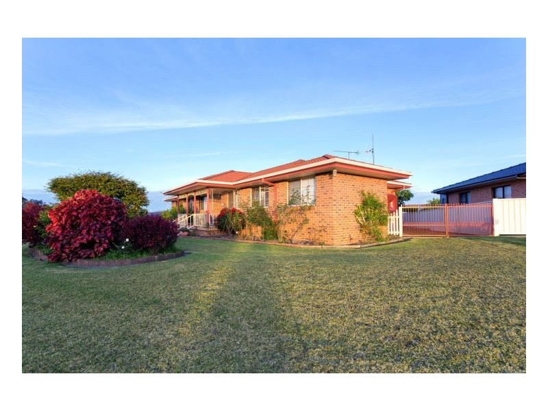 6 Pryor Crescent, Old Bar NSW 2430