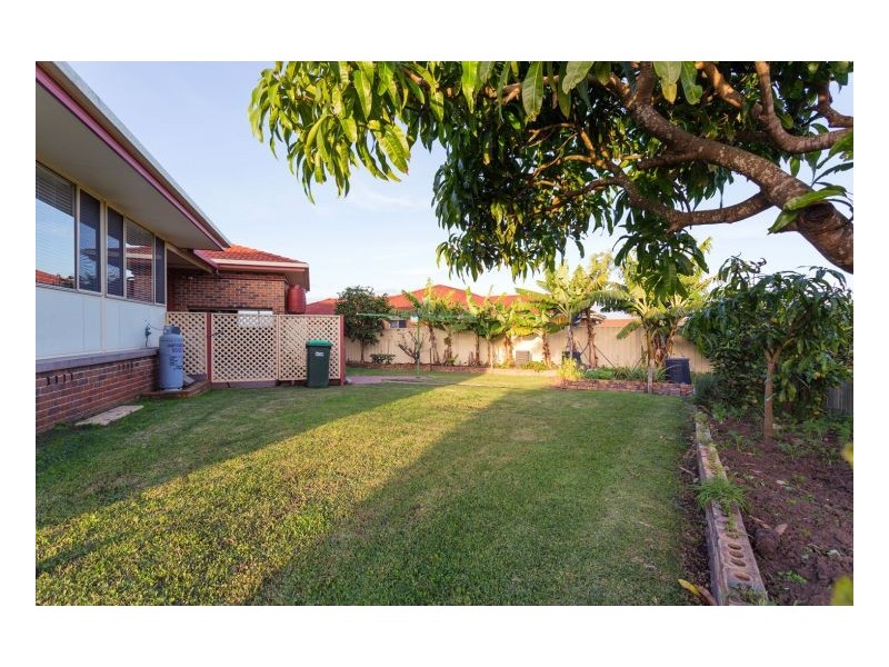 6 Pryor Crescent, Old Bar NSW 2430