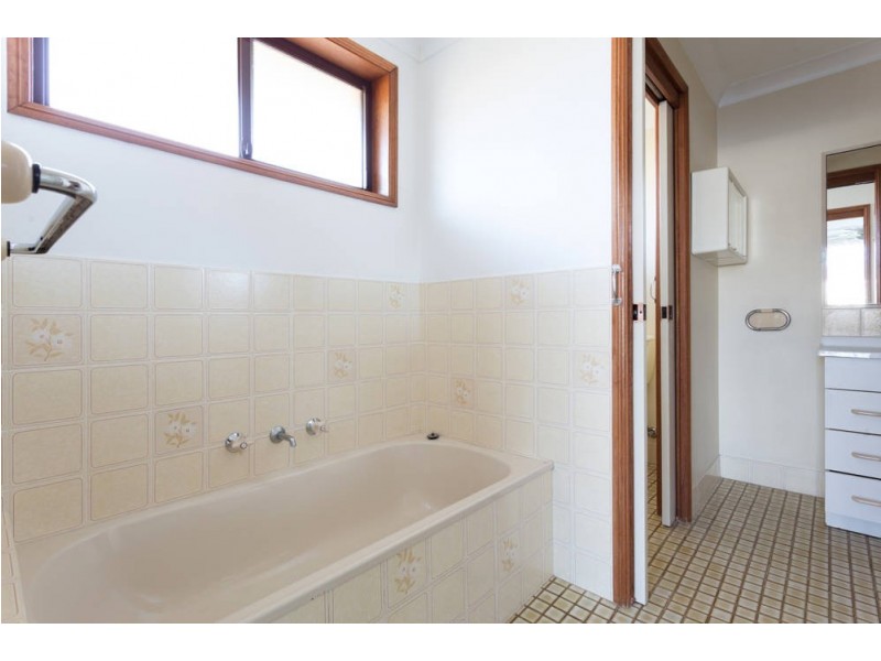 4 Casuarina Close, Old Bar NSW 2430