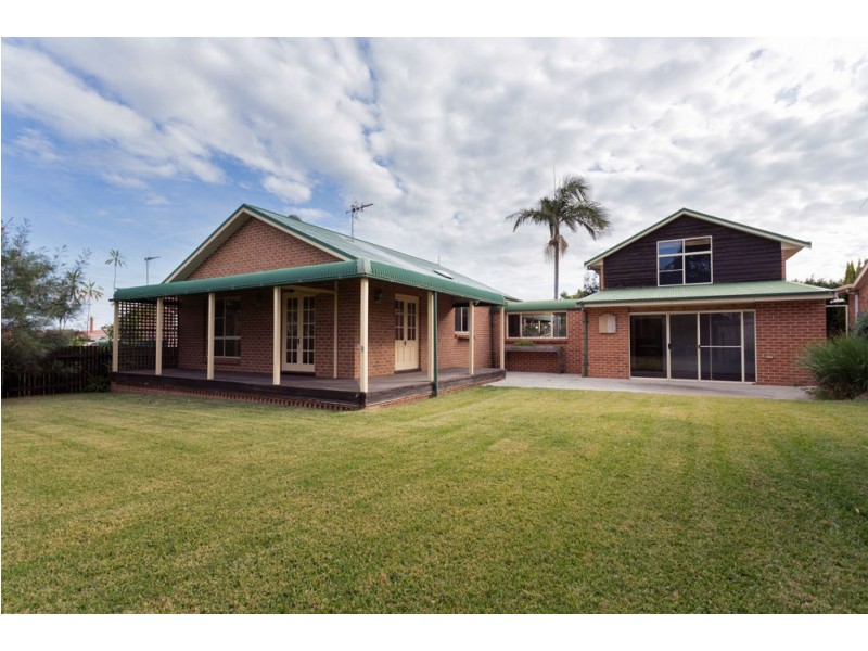 5 Laurina Close, Old Bar NSW 2430