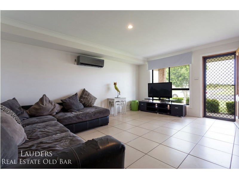 1/10 Bluehaven Drive, Old Bar NSW 2430