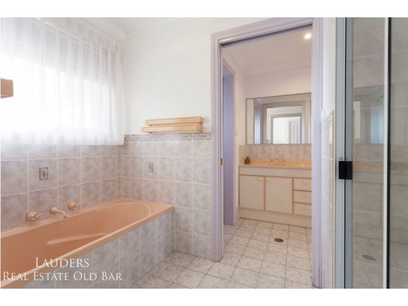 4 Osprey Avenue, Old Bar NSW 2430