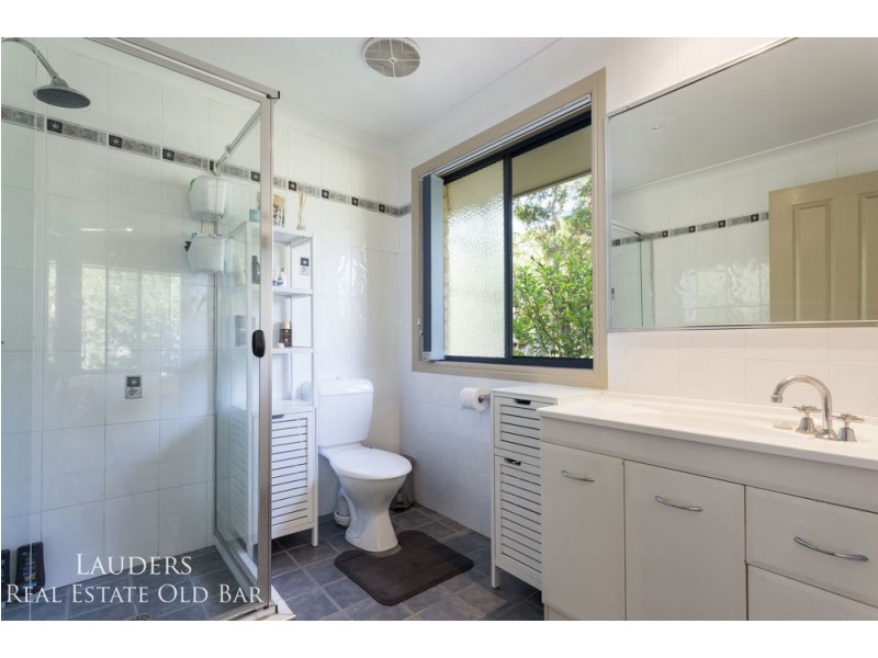 1 Rebecca Close, Old Bar NSW 2430